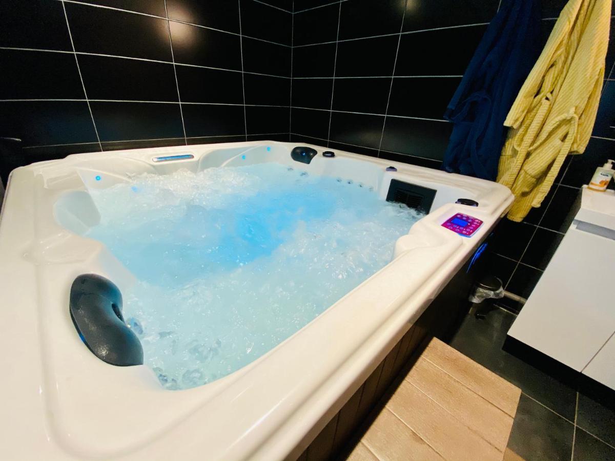 Escapade Romantique - Jacuzzi Et Parking Prive - 002 Apartment Rouen Exterior photo